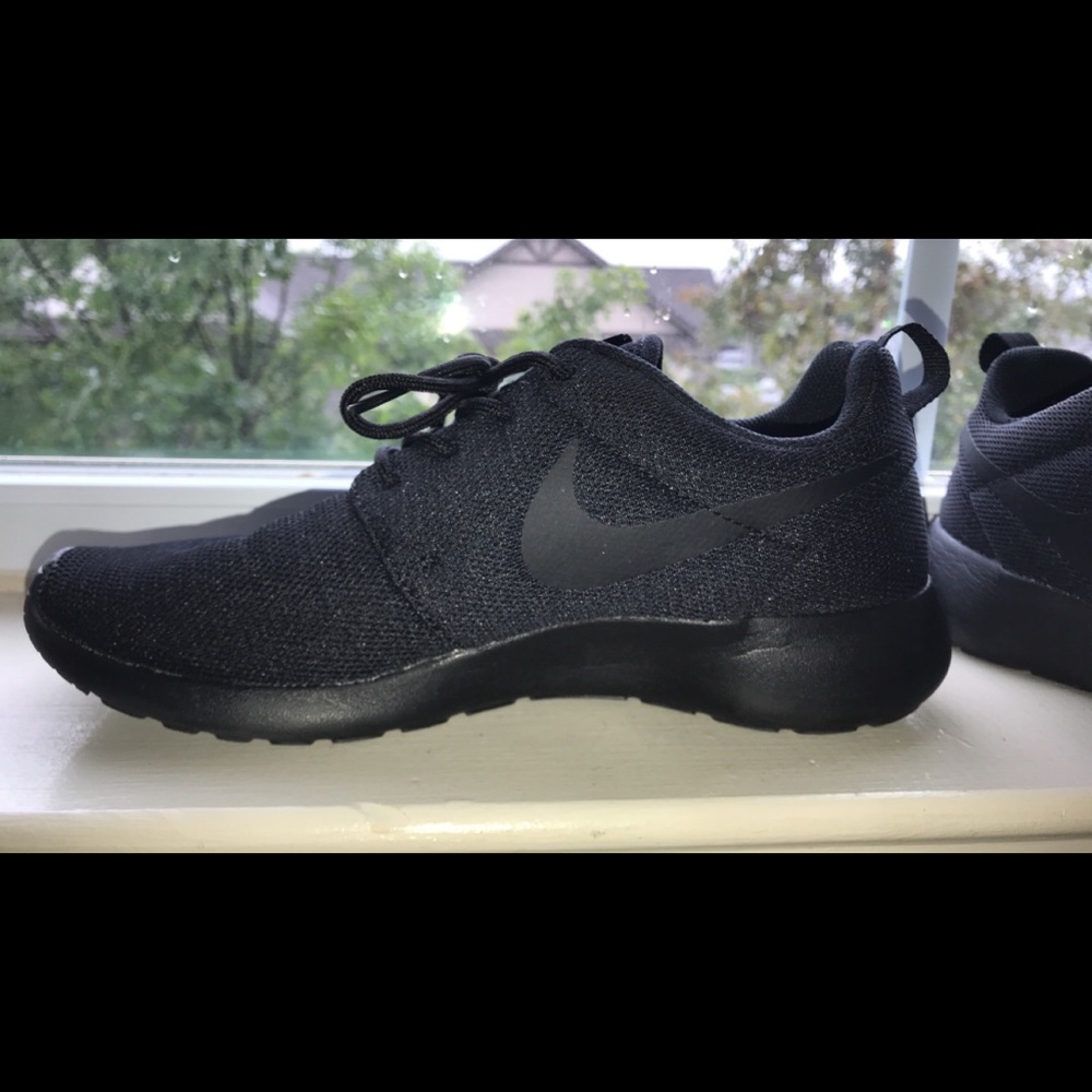 All Black Nike Roshe